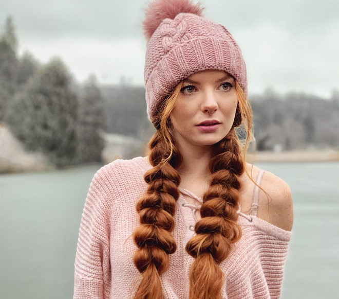 Ngoài việc chăm sóc tóc, cô còn quan tâm đến thời trang. Hot girl người Đức thường chọn những trang phục năng động, trẻ trung nhưng không kém phần quyến rũ.