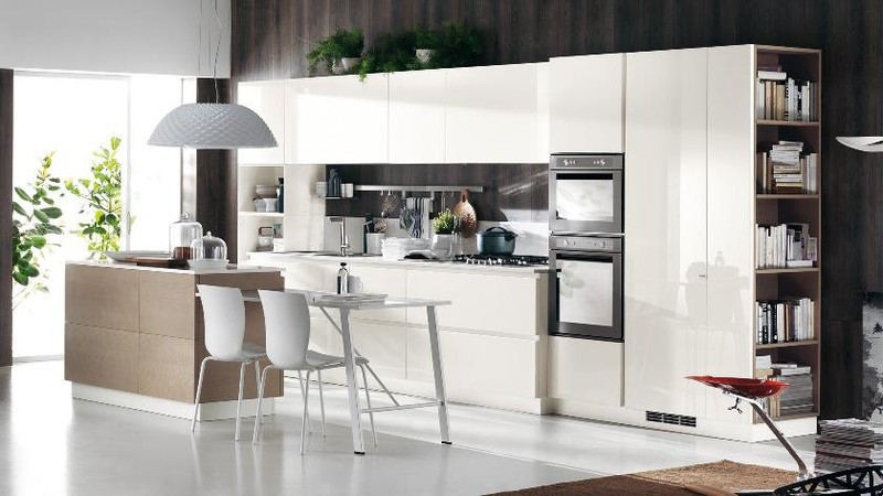 Căn bếp tuy nhỏ nhưng vẫn đảm bảo được sự hài hòa giữa vị trí người đứng nấu với 3 đỉnh tam giác vàng trong bếp gồm tủ lạnh, bếp và chậu rửa bát. Căn bếp tuy nhỏ nhưng vẫn đảm bảo được sự hài hòa giữa vị trí người đứng nấu với 3 đỉnh tam giác vàng trong bếp gồm tủ lạnh, bếp và chậu rửa bát.