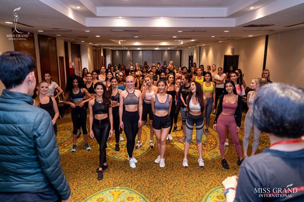 Kiều Loan (đứng giữa hàng đầu) trong buổi tập với các nhan sắc khác. (Ảnh: BTC) Kiều Loan (đứng giữa hàng đầu) trong buổi tập với các nhan sắc khác. (Ảnh: BTC)