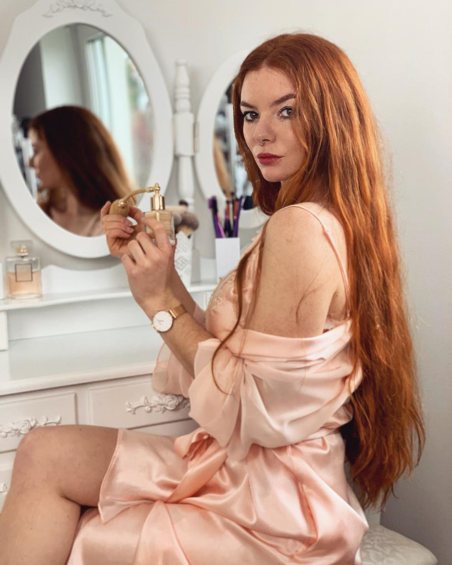 Hiện Roxanna đang sống tại Allgau, bang Baden-Wurttemberg, Đức. Nhờ mái tóc đỏ tự nhiên hiếm có, 9X thường được chọn là mẫu ảnh cho một số nhãn hàng. Trên trang cá nhân có 79.000 người theo dõi, cô thường đăng ảnh khoe những chuyến du lịch và mái tóc bồng bềnh của mình.