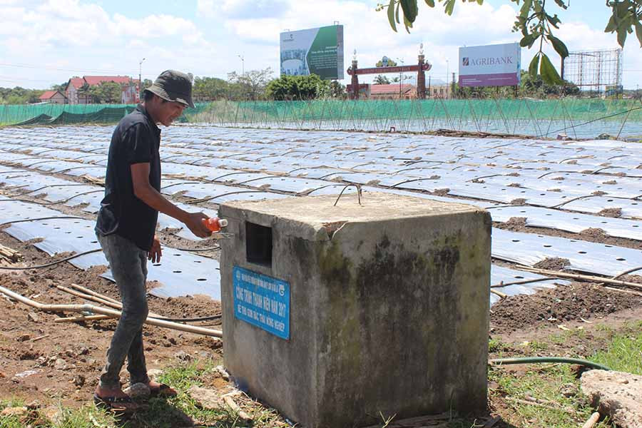  Người dân xã An Phú (TP. Pleiku) bỏ bao bì thuốc bảo vệ thực vật sau khi sử dụng vào bể chứa trên cánh đồng. Ảnh: N.D