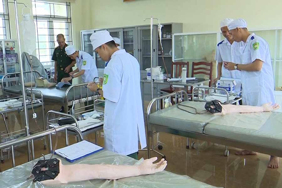 Giờ thực hành của học viên lớp điều dưỡng. Ảnh: Phạm Ngọc Giờ thực hành của học viên lớp điều dưỡng. Ảnh: Phạm Ngọc