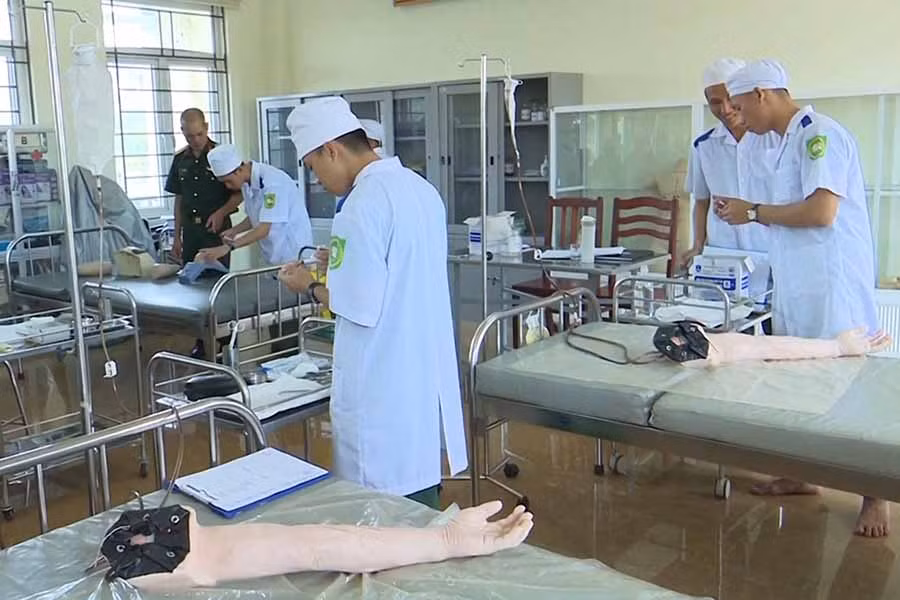 Giờ thực hành của học viên lớp điều dưỡng. Ảnh: Phạm Ngọc