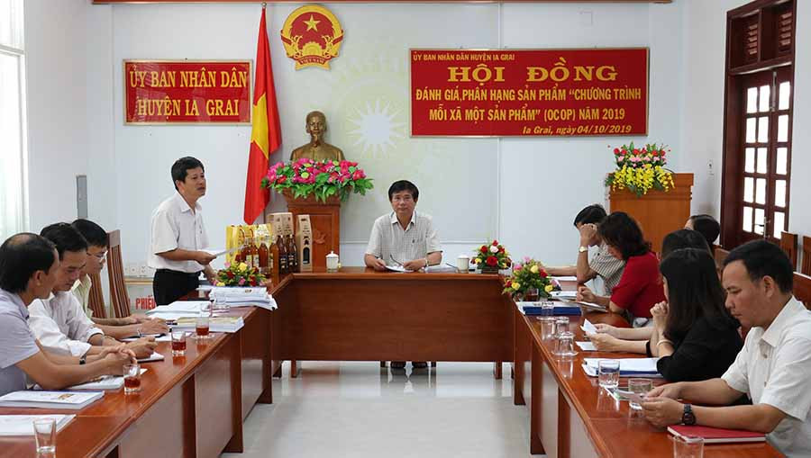 Hội đồng đánh giá sản phẩm OCOP năm 2019 của huyện Ia Grai họp chấm điểm các sản phẩm. Ảnh: L.N