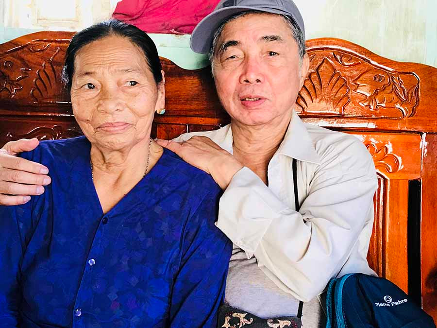  Chị Nguyễn Thị Hoa (Chín Thung) và nhà văn Trung Trung Đỉnh. Ảnh: Đ.M.P