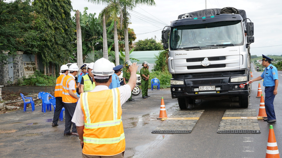 Kiểm soát tải trọng trên đường Hồ Chí Minh.
