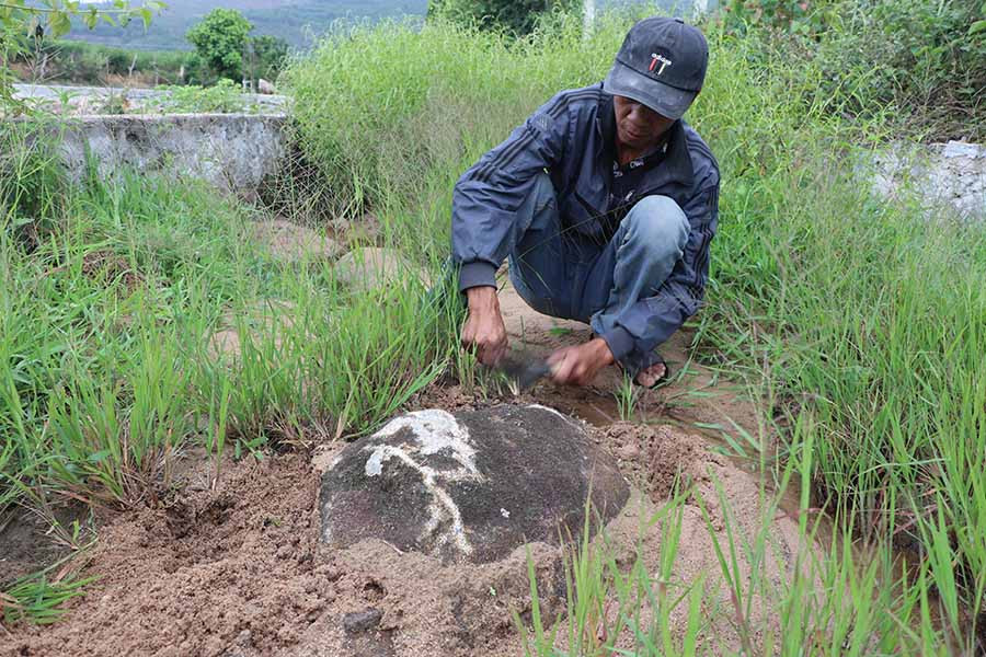 Hòn đá dười lòng suối Chơ Ngao được cho là nơi mài kiếm của quân lính nhà Tây Sơn. Ảnh: Ngọc Minh
