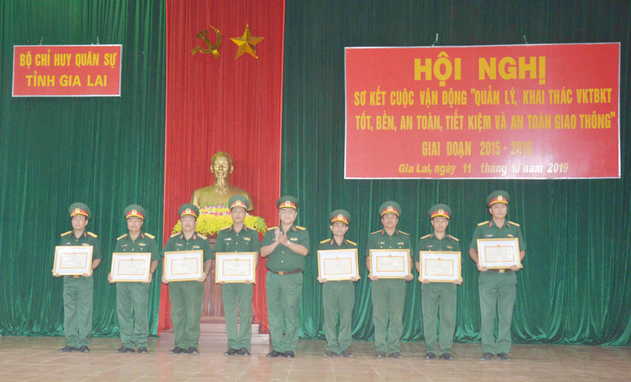 Các tập thể và cá nhân nhận khen thưởng. Ảnh: Phương Dung