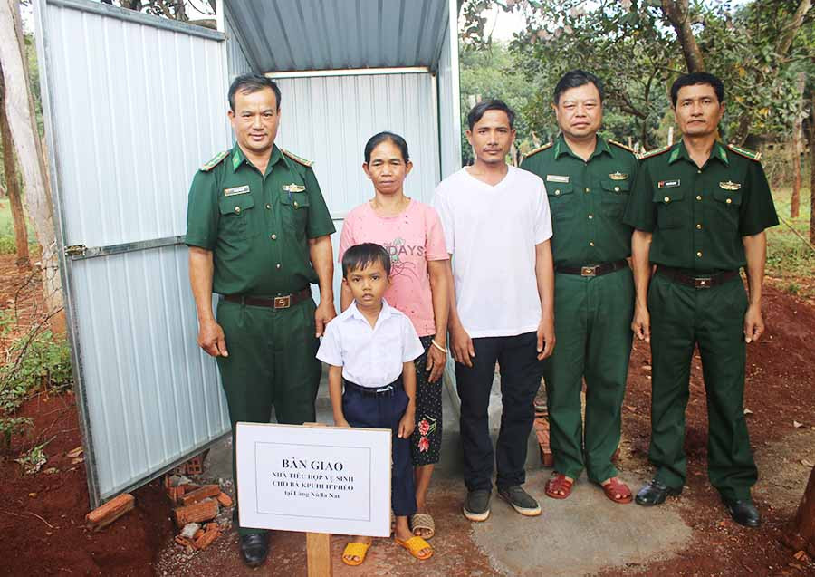  Đội công tác địa bàn Đồn Biên phòng Ia Nan bàn giao công trình vệ sinh cho gia đình bà Kpui Phyéo (làng Nú, xã Ia Nan, huyện Đức Cơ). Ảnh: T.K.N