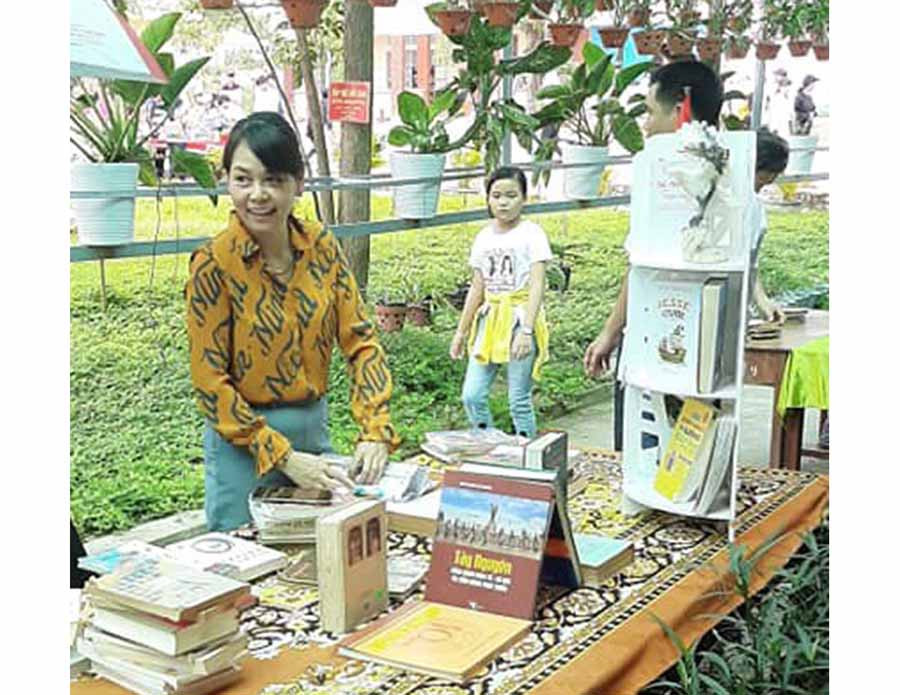  “Con đường sách” thu hút sự quan tâm của đông đảo học sinh và giáo viên Trường THPT Chu Văn An (huyện Krông Pa). Ảnh: Doãn Hùng