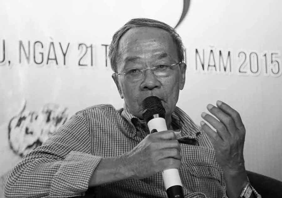 Nhà thơ Du Tử Lê trong chương trình giao lưu với độc giả Phố núi tháng 11-2015. Ảnh: Đào Phúc Quang Vũ