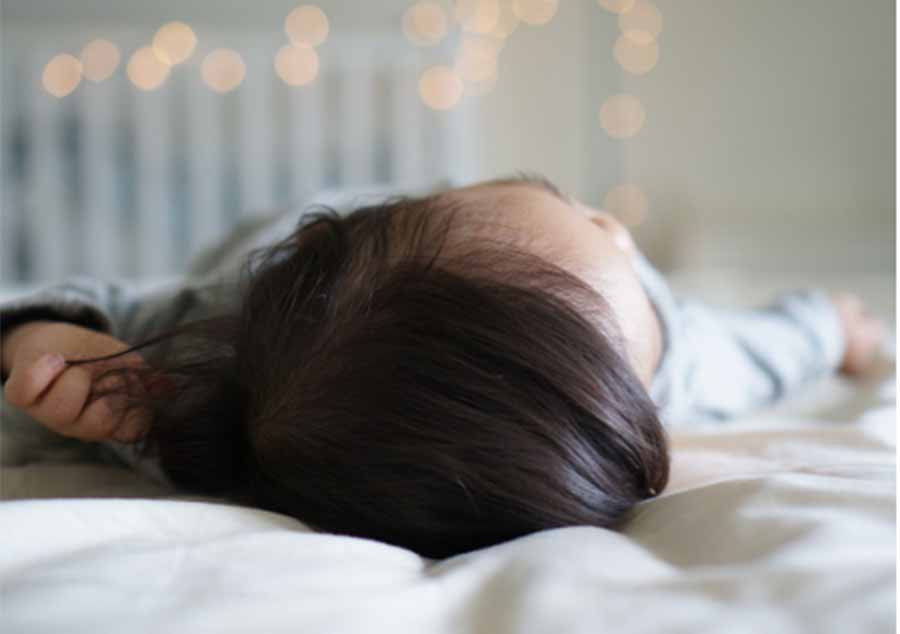  Bé gái 7 tuổi dậy thì sớm vì không tắt đèn khi đi ngủ