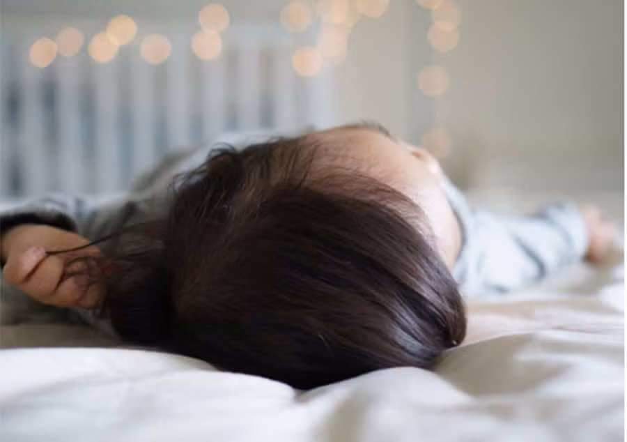  Bé gái 7 tuổi dậy thì sớm vì không tắt đèn khi đi ngủ