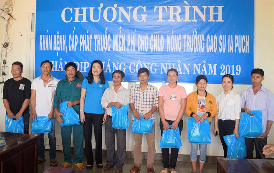 Liên đoàn Lao động tỉnh Gia Lai tặng quà cho công nhân nghèo. Ảnh: Đ.Y