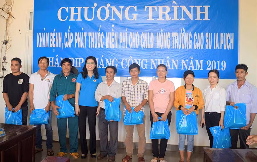  Liên đoàn Lao động tỉnh Gia Lai tặng quà cho công nhân nghèo. Ảnh: Đ.Y