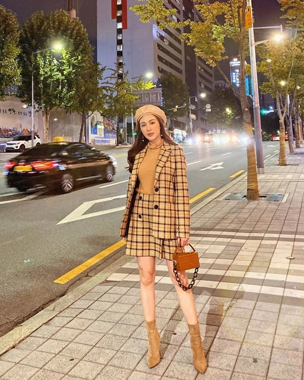 Kelly mix đồ theo phong cách matchy-matchy, chọn blazer và chân váy kẻ đồng điệu. Tới cả phụ kiện mũ beret, boots và túi, cô nàng cũng chọn thiết kế tông màu camel, tạo nên set đồ bắt mắt.