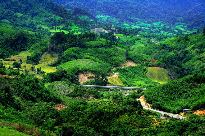 Du khách khi đến các huyện vùng cao sẽ được chiêm ngưỡng cảnh đẹp thiên nhiên với vách núi cheo leo, hay thung lũng sâu hun hút. Thi thoảng những cánh đồng lúa, những cây cầu treo hay các loài cây có hình thù kì quái xuất hiện ngay bên vệ đường… Tất cả tạo nên những nét chấm phá, kỳ bí cho bức tranh núi rừng hùng vĩ, khiến cho du khách phải trầm trồ, xuýt xoa - ẢNH: TUẤN TÚ