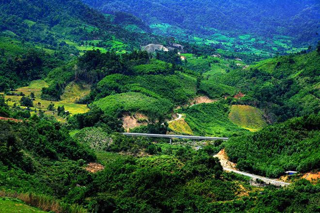 Du khách khi đến các huyện vùng cao sẽ được chiêm ngưỡng cảnh đẹp thiên nhiên với vách núi cheo leo, hay thung lũng sâu hun hút. Thi thoảng những cánh đồng lúa, những cây cầu treo hay các loài cây có hình thù kì quái xuất hiện ngay bên vệ đường… Tất cả tạo nên những nét chấm phá, kỳ bí cho bức tranh núi rừng hùng vĩ, khiến cho du khách phải trầm trồ, xuýt xoa - ẢNH: TUẤN TÚ