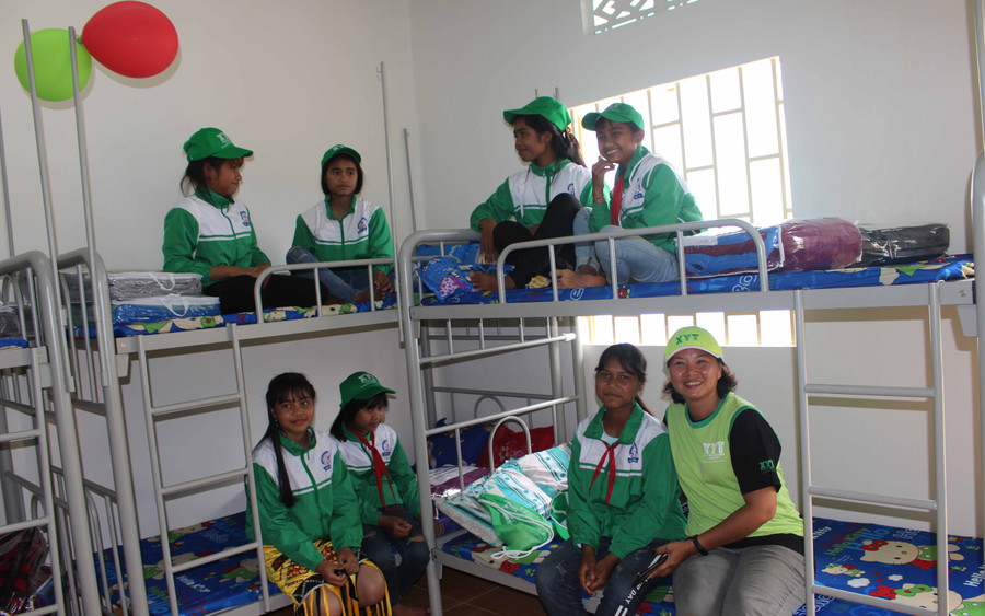 Các em học sinh vui mừng vì được ở nhà nội trú mới. Ảnh: Phan Lài