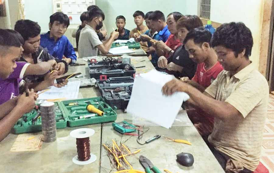 Một lớp đào tạo nghề điện được mở tại xã Ia Púch, huyện Chư Prông. Ảnh: Đ.Y Một lớp đào tạo nghề điện được mở tại xã Ia Púch, huyện Chư Prông. Ảnh: Đ.Y