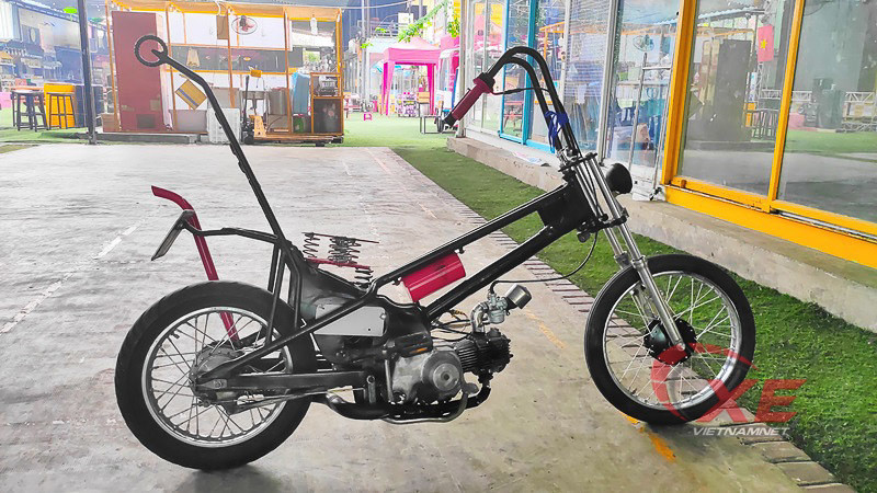 Chiếc Honda Super Cub độ theo phong cách Rat Chopper khá dị, theo sự ngẫu hứng chủ nhân, thể hiện cá tính “ngông” của tuổi trẻ.