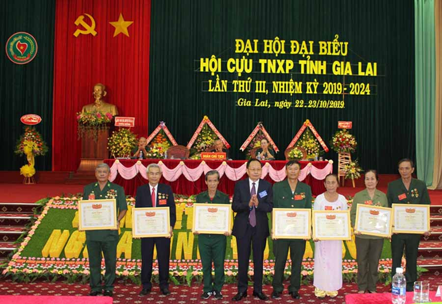 Trung ương Hội Cựu TNXP Việt Nam tặng bằng khen cho các tập thể và cá nhân có thành tích xuất sắc trong hoạt động, thực hiện nhiệm vụ công tác Hội nhiệm kỳ 2014-2019. Ảnh: PL