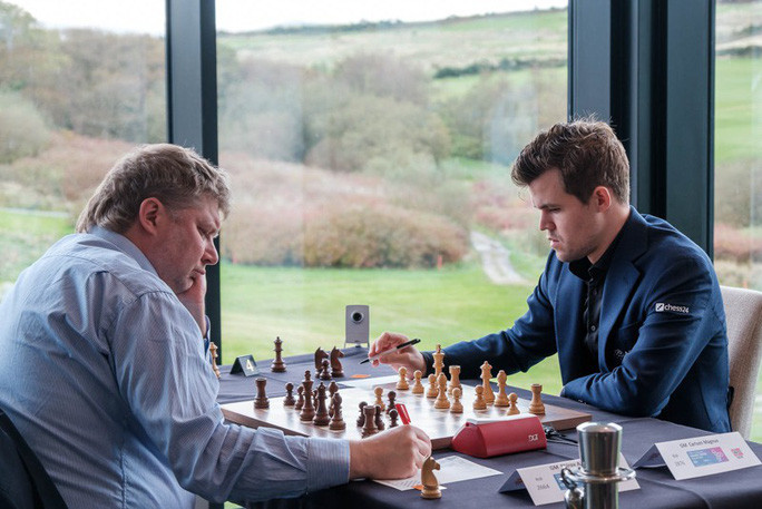  Siêu kỳ thủ Magnus Carlsen (phải) và Alexei Shirov
