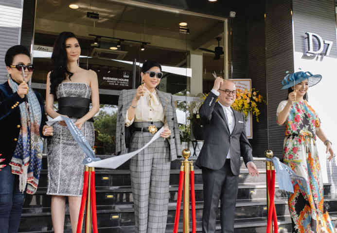 Ngoài ra, Hoa hậu Hoàn vũ Hàn Quốc 2019 - Lee Yeon Joo (thứ 2 từ trái sang) cũng có mặt tại sự kiện để chúc mừng và cắt băng khai trương cửa hàng cùng doanh nhân Dương Quốc Nam.