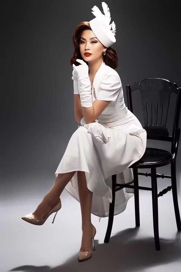 Nàng MC duyên dáng, ngọt ngào chọn kiểu váy trắng mướt tinh khôi hóa thân thành quý cô công nương sang chảnh