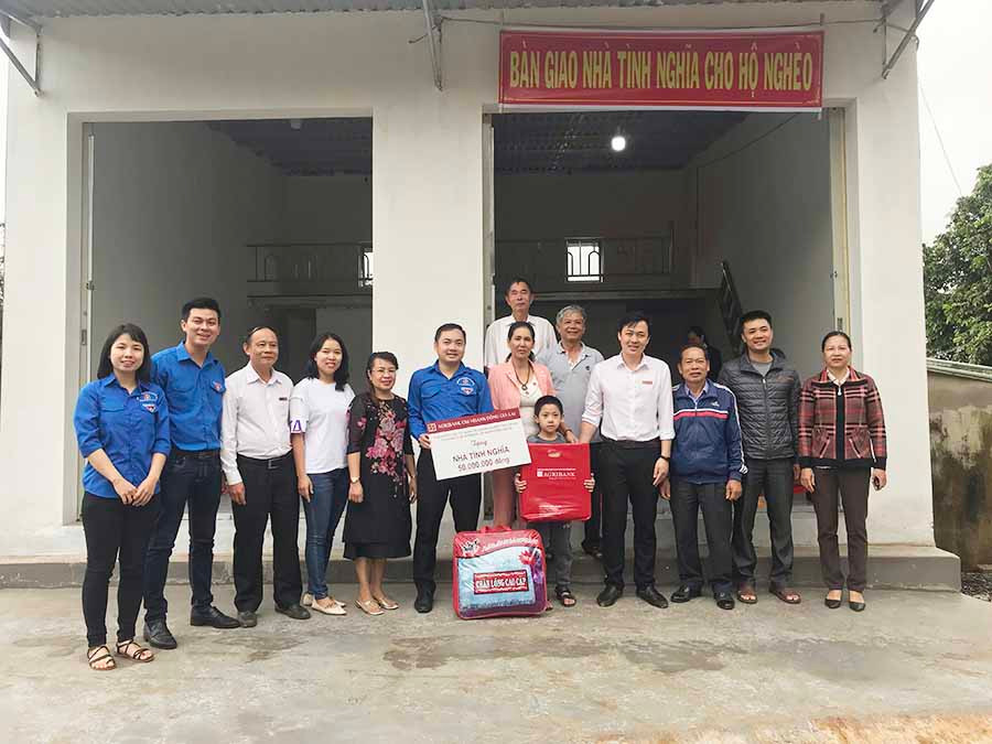 Ngân hàng Nông nghiệp và PTNT Việt Nam - Chi nhánh Đông Gia Lai tổ chức Lễ bàn giao nhà cho hộ nghèo, khó khăn về nhà ở tại phường Phù Đổng thành phố Pleiku. Ảnh: T.N