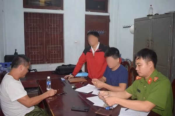  Lê Anh Chiến (bên trái) tại cơ quan điều tra - Ảnh: Công an Hà Tĩnh
