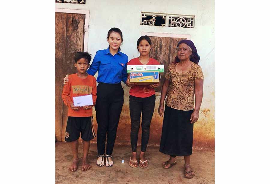 Đoàn xã IaHlốp (huyện Chư Sê) nhận giúp đỡ cho 2 em mồ côi Siu H’Bắc và Siu Nam. Ảnh: Trần Dung  Đoàn xã IaHlốp (huyện Chư Sê) nhận giúp đỡ cho 2 em mồ côi Siu H’Bắc và Siu Nam. Ảnh: Trần Dung