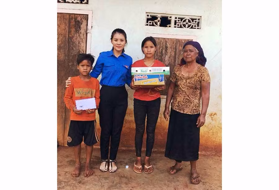  Đoàn xã IaHlốp (huyện Chư Sê) nhận giúp đỡ cho 2 em mồ côi Siu H’Bắc và Siu Nam. Ảnh: Trần Dung