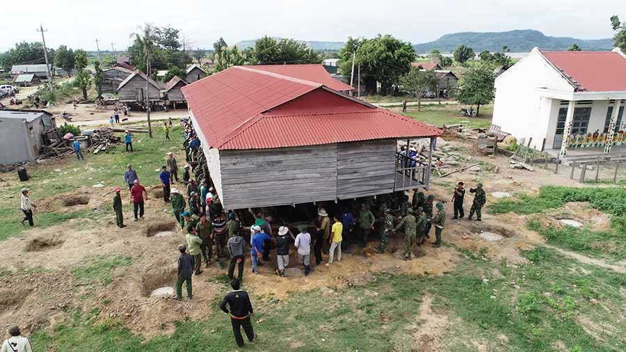  Cán bộ, chiến sĩ Lữ đoàn Thông tin 132 giúp người dân làng Trớ di dời nhà. Ảnh: T.D