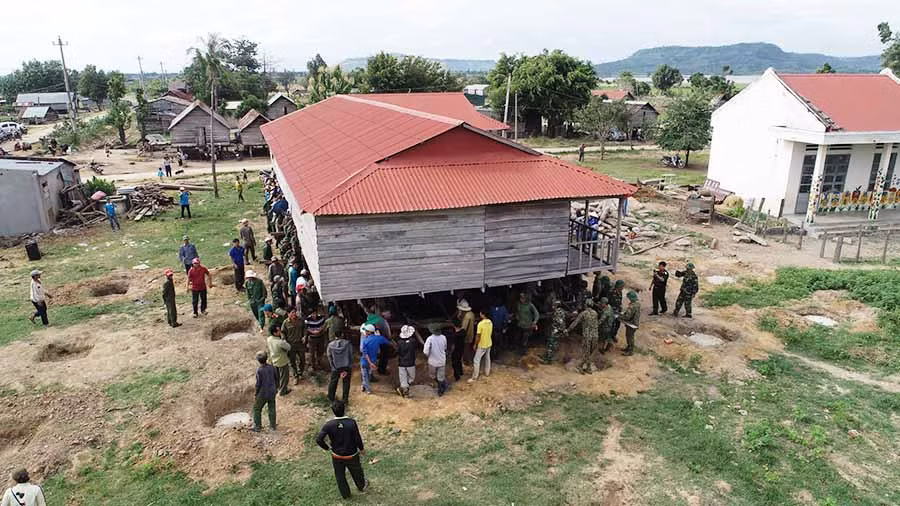  Cán bộ, chiến sĩ Lữ đoàn Thông tin 132 giúp người dân làng Trớ di dời nhà. Ảnh: T.D