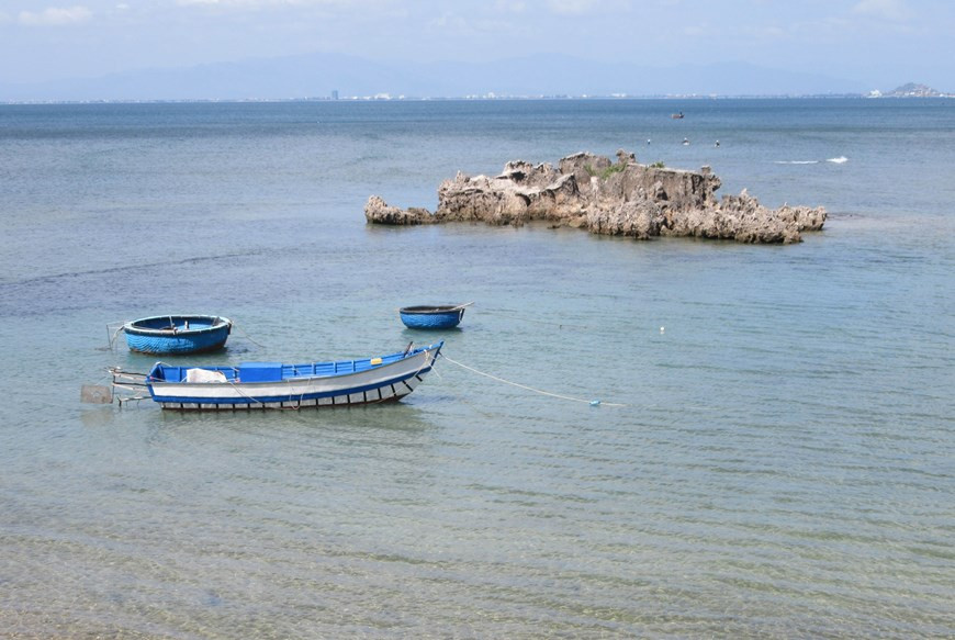 Khung cảnh đẹp nên thơ của biển Hòn Đỏ. (Ảnh: Nguyễn Thành/TTXVN) Khung cảnh đẹp nên thơ của biển Hòn Đỏ. (Ảnh: Nguyễn Thành/TTXVN)