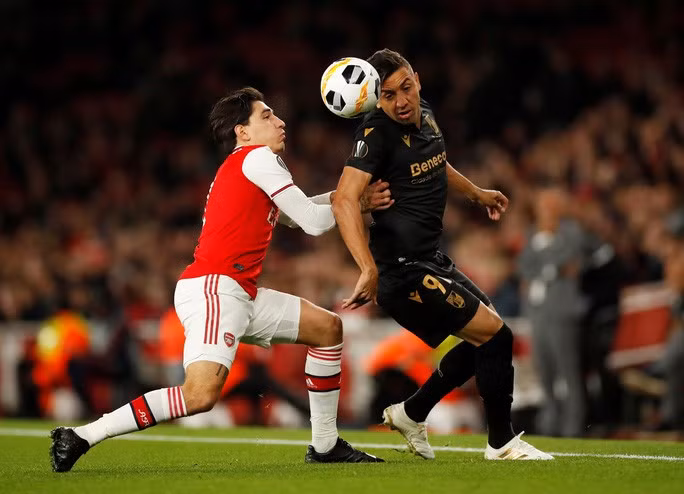 Arsenal đối đầu khó khăn với Vitoria Guimaraes