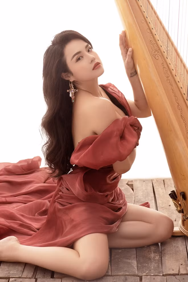 Trong bộ ảnh mới, Thái Trinh khoe trọn lợi thế vòng 1 đầy đặn trong từng shot hình- Ảnh: Milor Trần