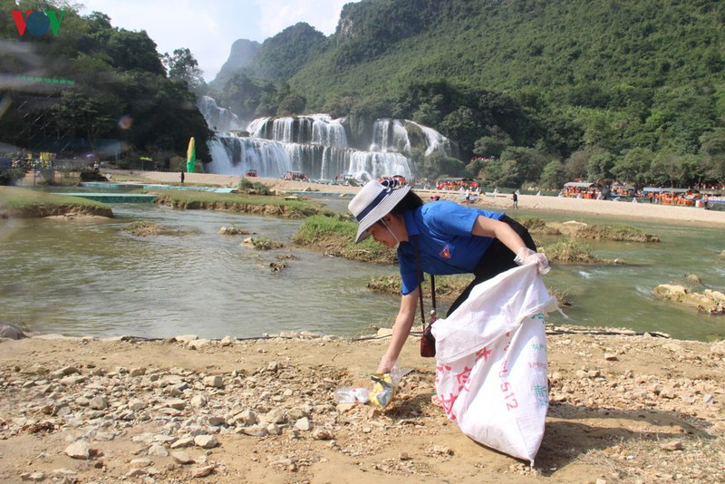Đoàn viên thanh niên huyện Trùng Khánh tham gia nhặt rác, giữ gìn vệ sinh môi trường trong những ngày diễn ra lễ hội.