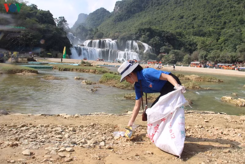 Đoàn viên thanh niên huyện Trùng Khánh tham gia nhặt rác, giữ gìn vệ sinh môi trường trong những ngày diễn ra lễ hội.