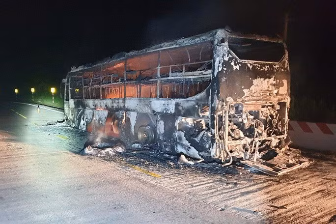 Chiếc xe khách bị cháy rụi