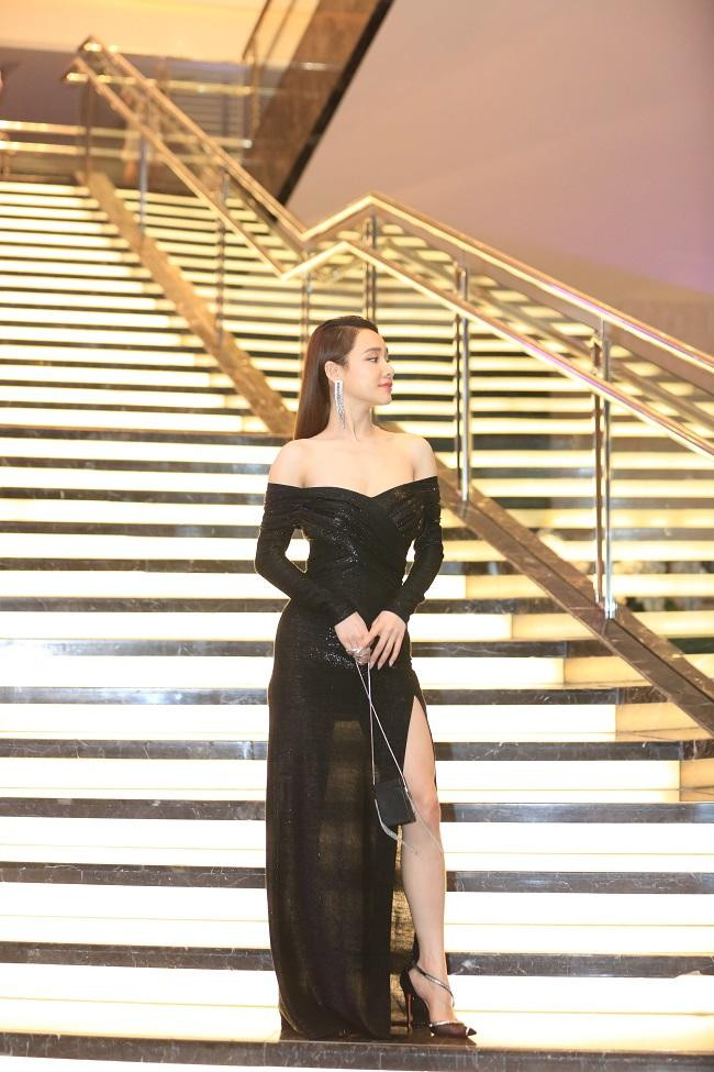 Bà mẹ một con dáng thon nuột nà, tự tin pose dáng trong bộ váy đen xuyên thấu , cắt xẻ chân đầy quyến rũ