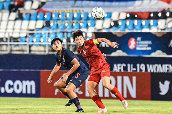  Một pha bóng trong trận U19 nữ Việt Nam thắng Thái Lan 2-0 - Ảnh: FAT