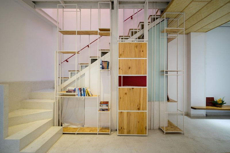 Giá sách bố trí ngay dưới chân cầu thang. Giá sách bố trí ngay dưới chân cầu thang.