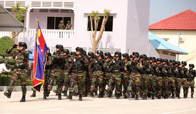 Quân đội Campuchia duyệt binh ngày 14-10 - Ảnh chụp màn hình Khmer Times Quân đội Campuchia duyệt binh ngày 14-10 - Ảnh chụp màn hình Khmer Times