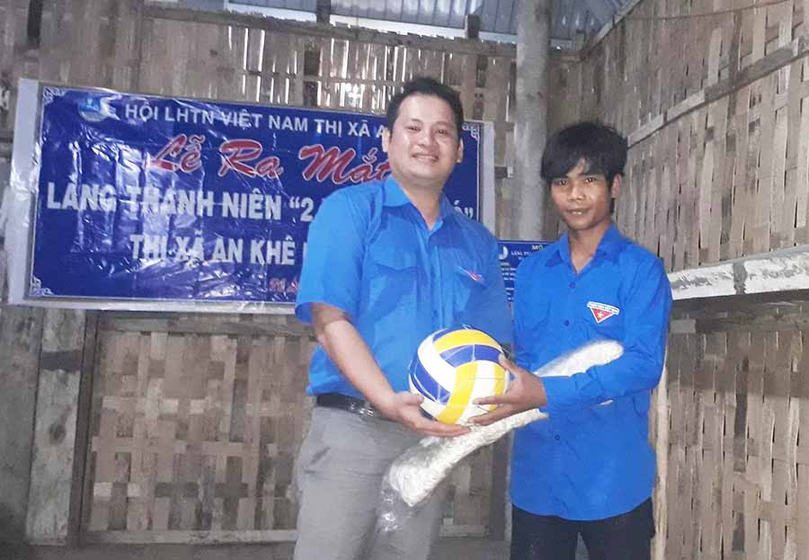 Hội Liên hiệp Thanh niên Việt Nam thị xã An Khê tặng bộ lưới và bóng chuyền cho thanh niên trong làng. Ảnh: An Phát