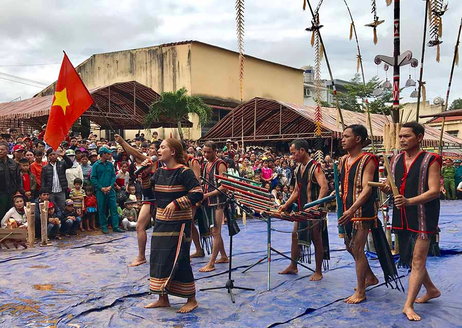 Ủy ban nhân dân huyện Đức Cơ đã kết hợp tổ chức Liên hoan cồng chiêng với chợ phiên. Ảnh: Hà Duy