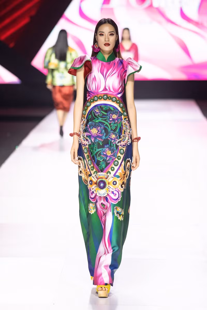 Trang phục sử dụng chất liệu văn hóa Việt Nam vào thời trang - một nét đặc trưng trong các thiết kế của Thuỷ Nguyễn.