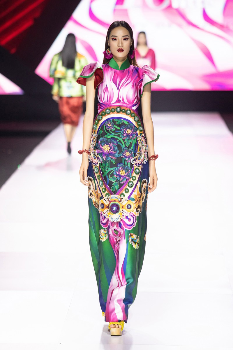Trang phục sử dụng chất liệu văn hóa Việt Nam vào thời trang - một nét đặc trưng trong các thiết kế của Thuỷ Nguyễn.