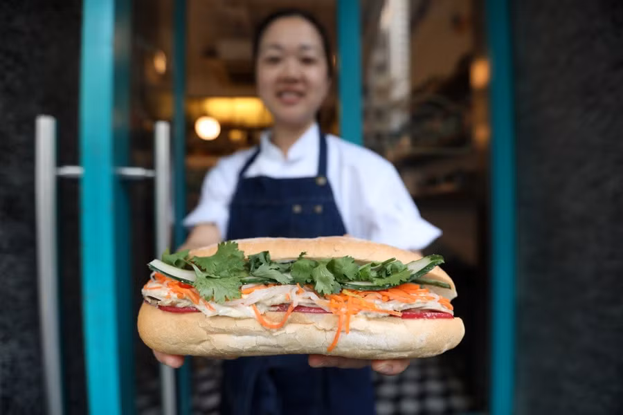  Theign Yie Phan tại tiệm bánh mì Le Petit Saigon ở Hong Kong - Ảnh: SCMP